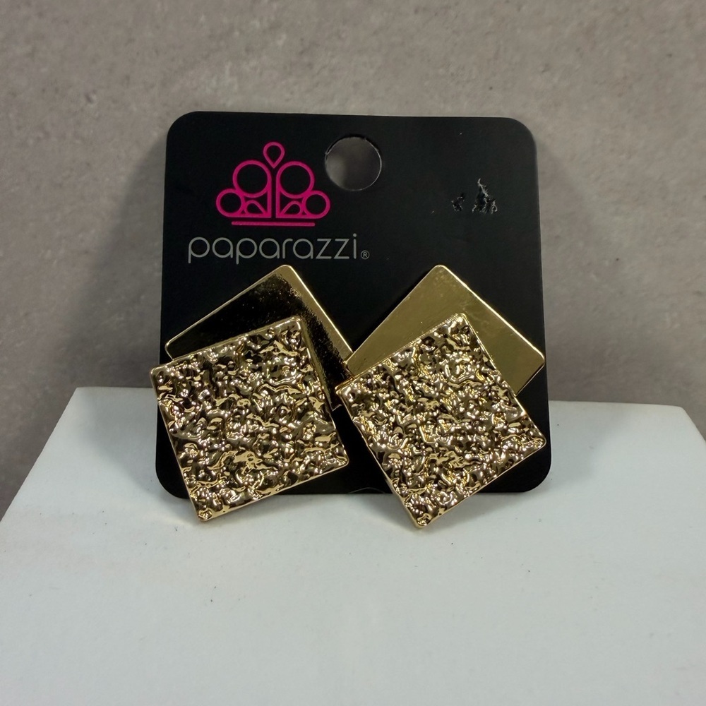 🩷5/$10🩷 Paparazzi Gold Textured Double Square Stud Earrings